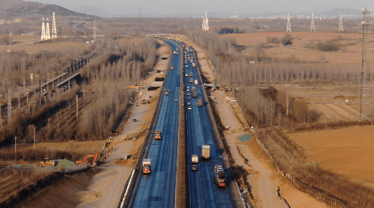 跨線橋採用spmt模塊車(自行式液壓模塊運輸車)或破碎錘鑿除法拆除