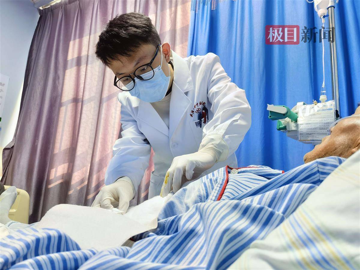 给患者换药时被强塞“感谢费”,00后“准医生”速退人生第一个医疗红包_何佳伟_杜先生_医德