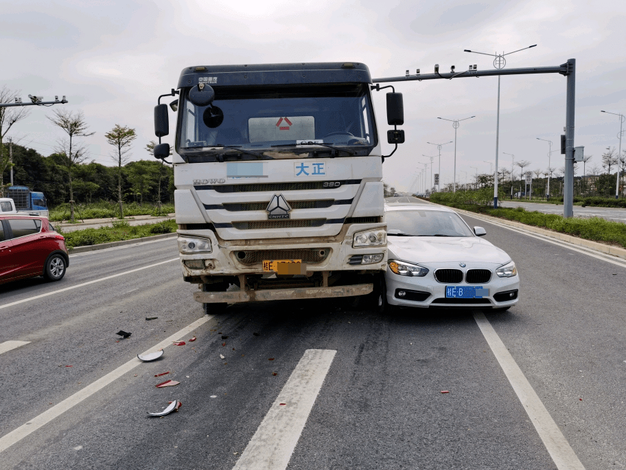 事发向海大道!三车连环相撞!_北海市_路口_前车
