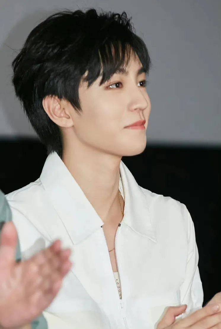 牛仔外套,大衣,在一种名牌中,王俊凯的白色背心属于私人物品脱颖而出.