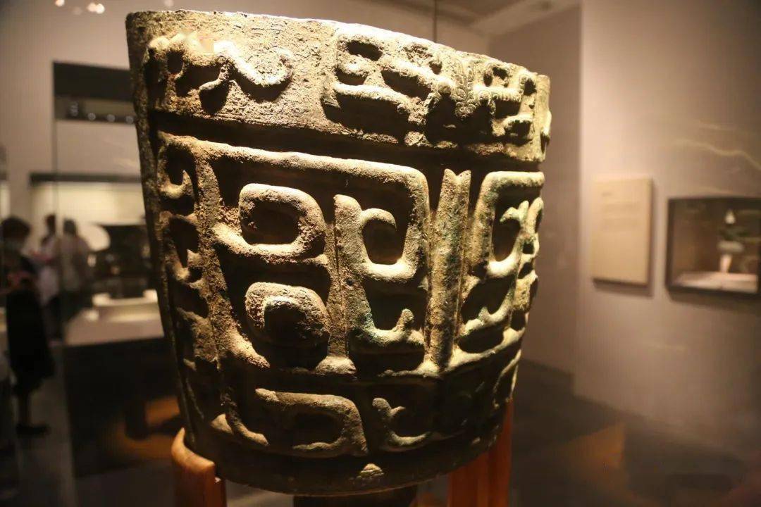 四川广汉三星堆出土的玉器,青铜树,青铜面具等造型具有鲜明的地方特色