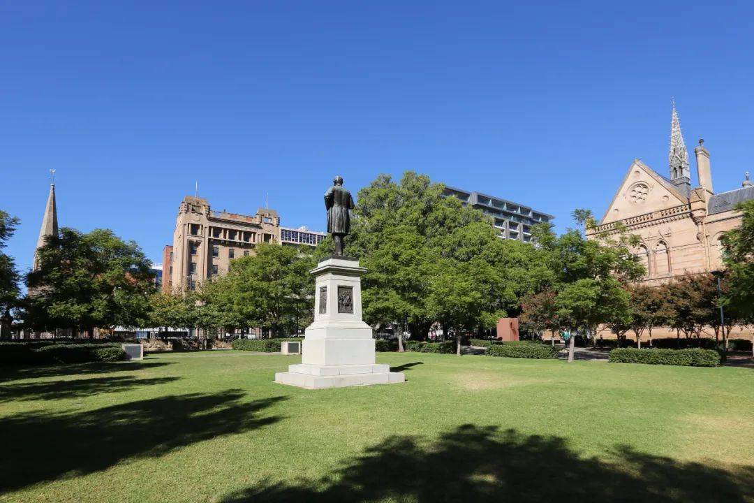 而到了研究生或博士阶段,学科专业的排名需要被尤为重视,因为很多西方