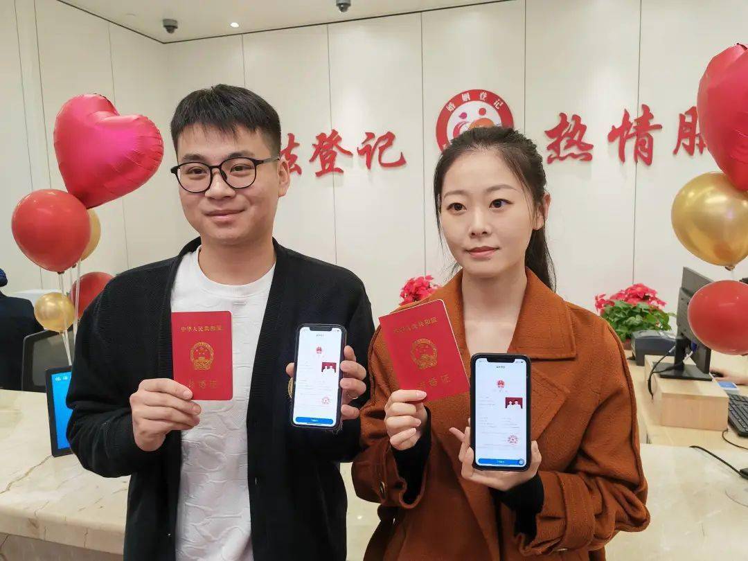 "你们在爱山东app,申领你们的身份证,户口本和暂住证,出示电子证照