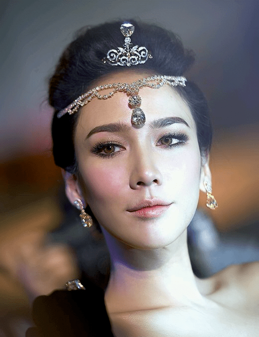 她就是有泰国顶流之称的女星 aump,中文名帕德容琶-砂楚.