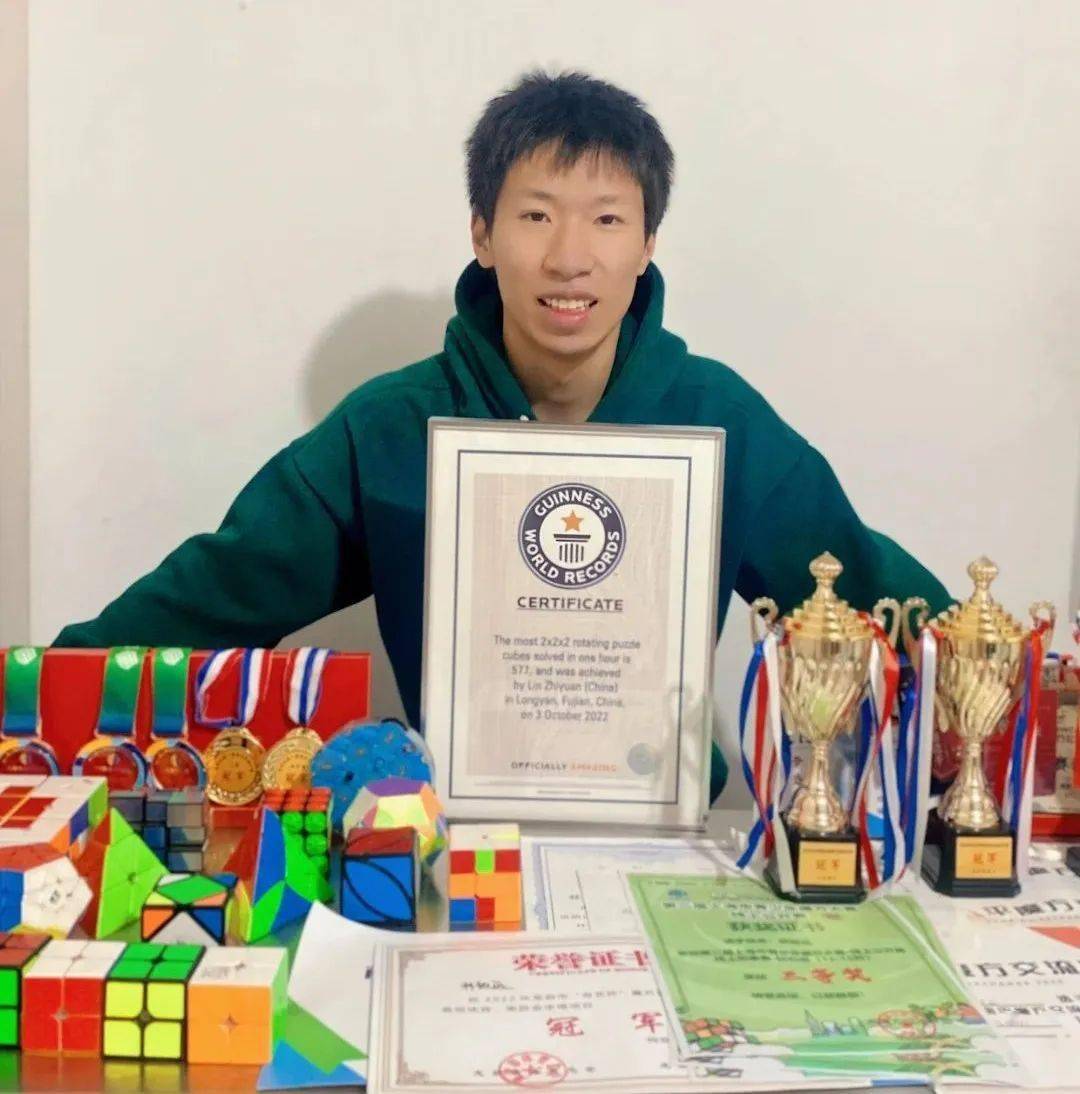 龙岩18岁少年创造吉尼斯世界纪录_魔方_林致远_挑战