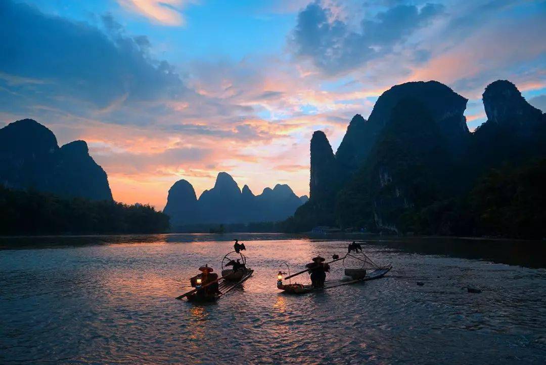 百里画廊漓江是喀斯特地形典型地段青山浮水 倒影翩翩峰峦叠嶂 碧水如