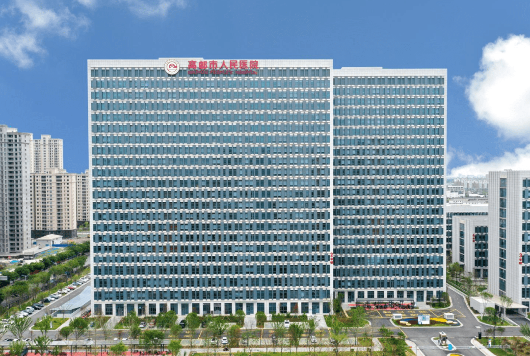 站在市人民医院东区医院(二期)综合病房楼下,仰望整个建筑,色彩白灰