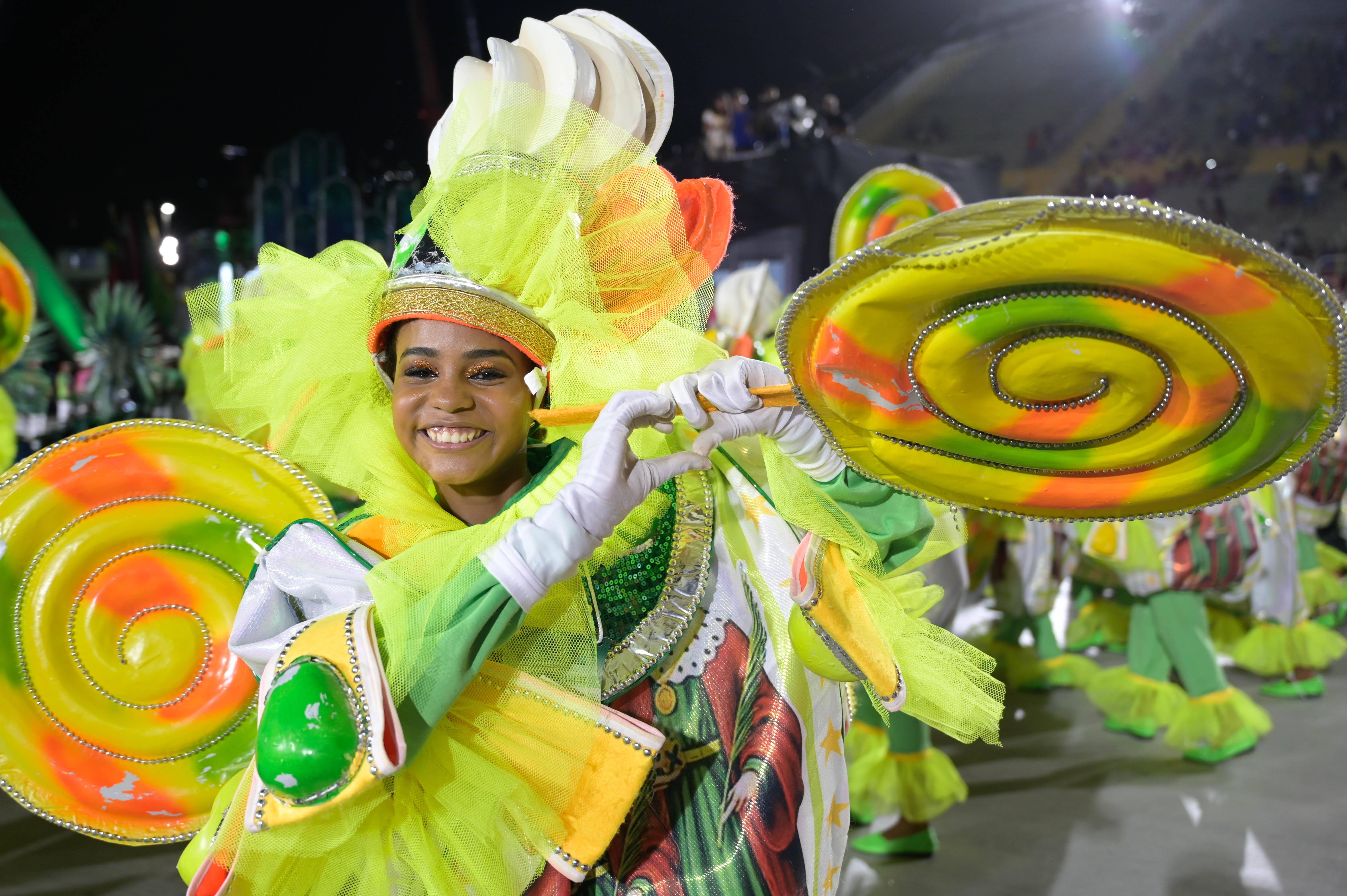 2月19日晚,在巴西里约热内卢的桑巴大道,一辆桑巴舞校花车参加狂欢节
