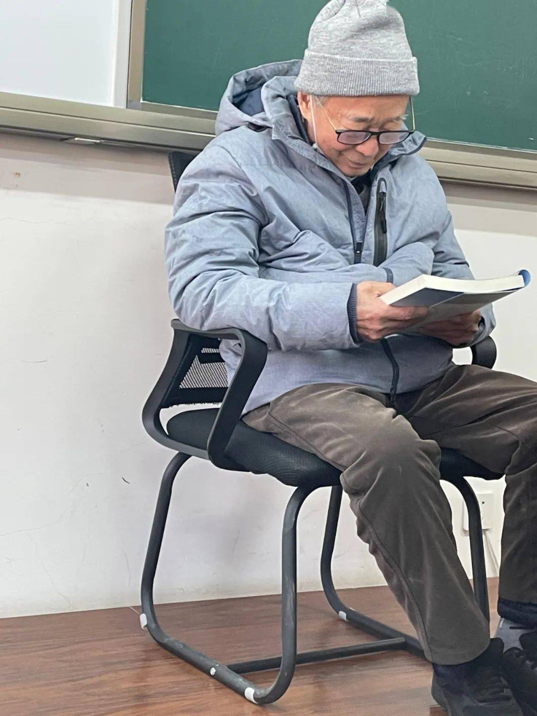 rec钟院士被劝说坐下来继续讲课后来 大家担心他的身体状况拐杖则被他