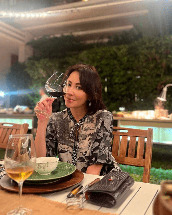 刘嘉玲近况照网友揪出疑有电子烟,曾吐心声:后悔学抽烟_张学友_照片