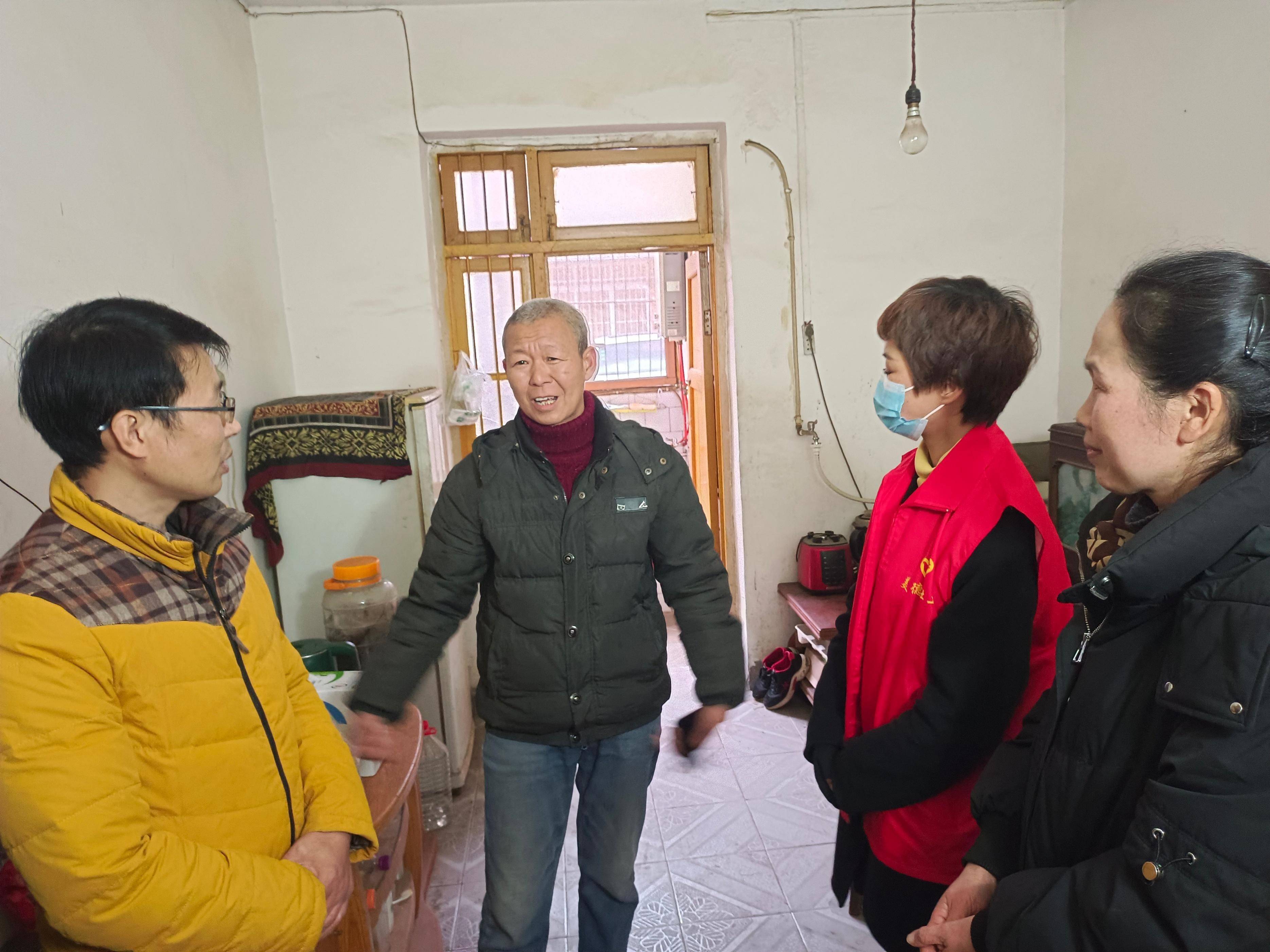 危难时刻勇救落水老人 纵身一跃彰显军人本色