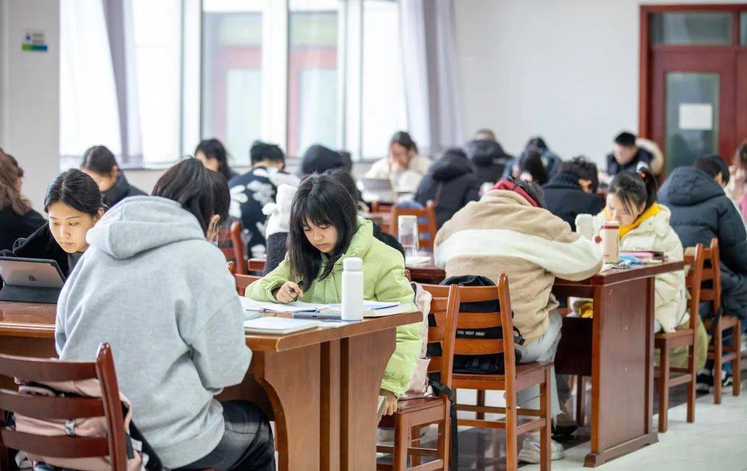 在安静整洁的实验室潜心科研,在汗牛充栋的图书馆里探索求知,他们勤学