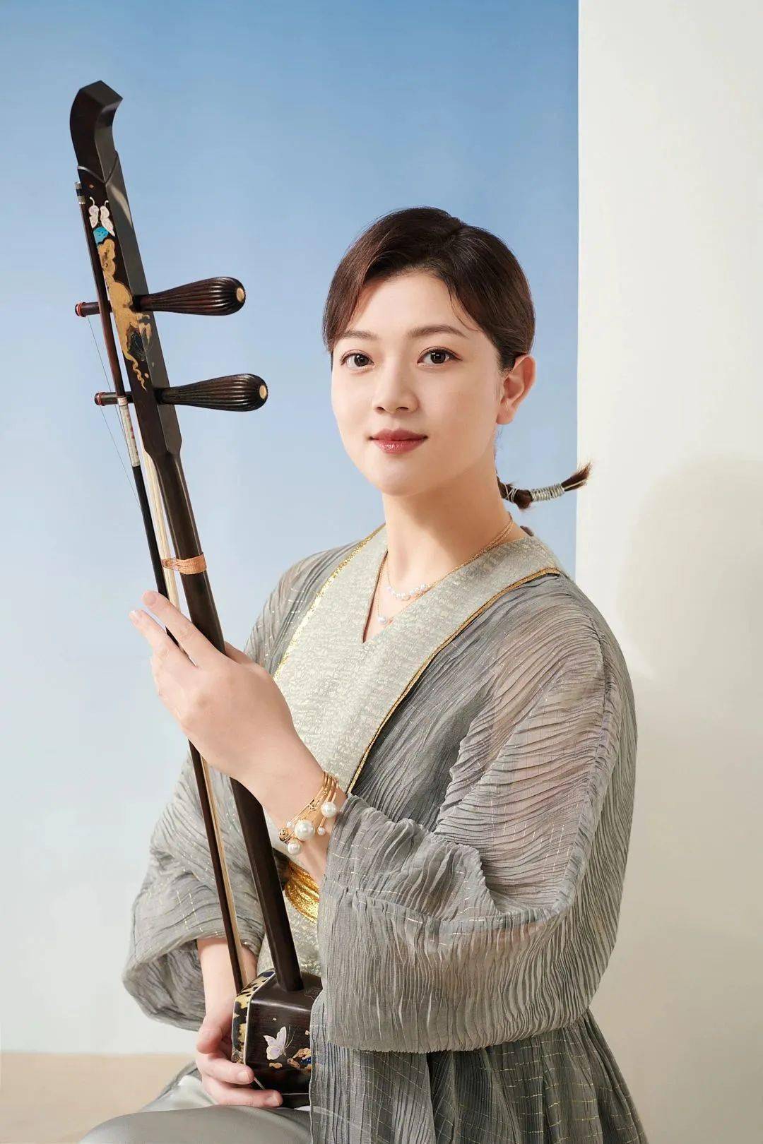 2月11日,古筝演奏家赵墨佳带领"廿一筝团",在42把古筝中同时演奏21把