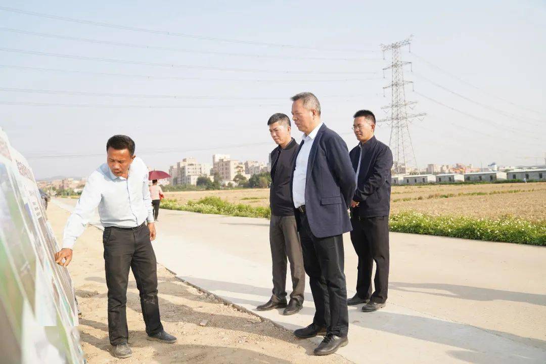 今天(2月22日)下午,厚街镇党委书记黎寿康率队到白濠,厚街社区调研