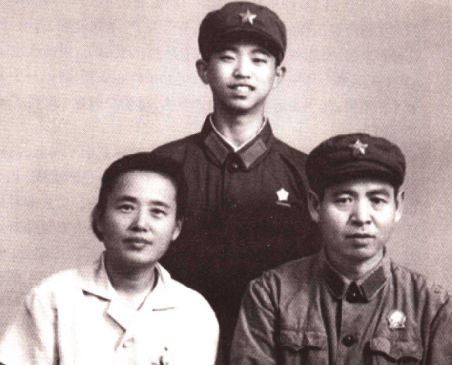 红色回忆:1971年,邓岳将军偶遇烈士遗孀,询问其独子近况:该告诉孩子