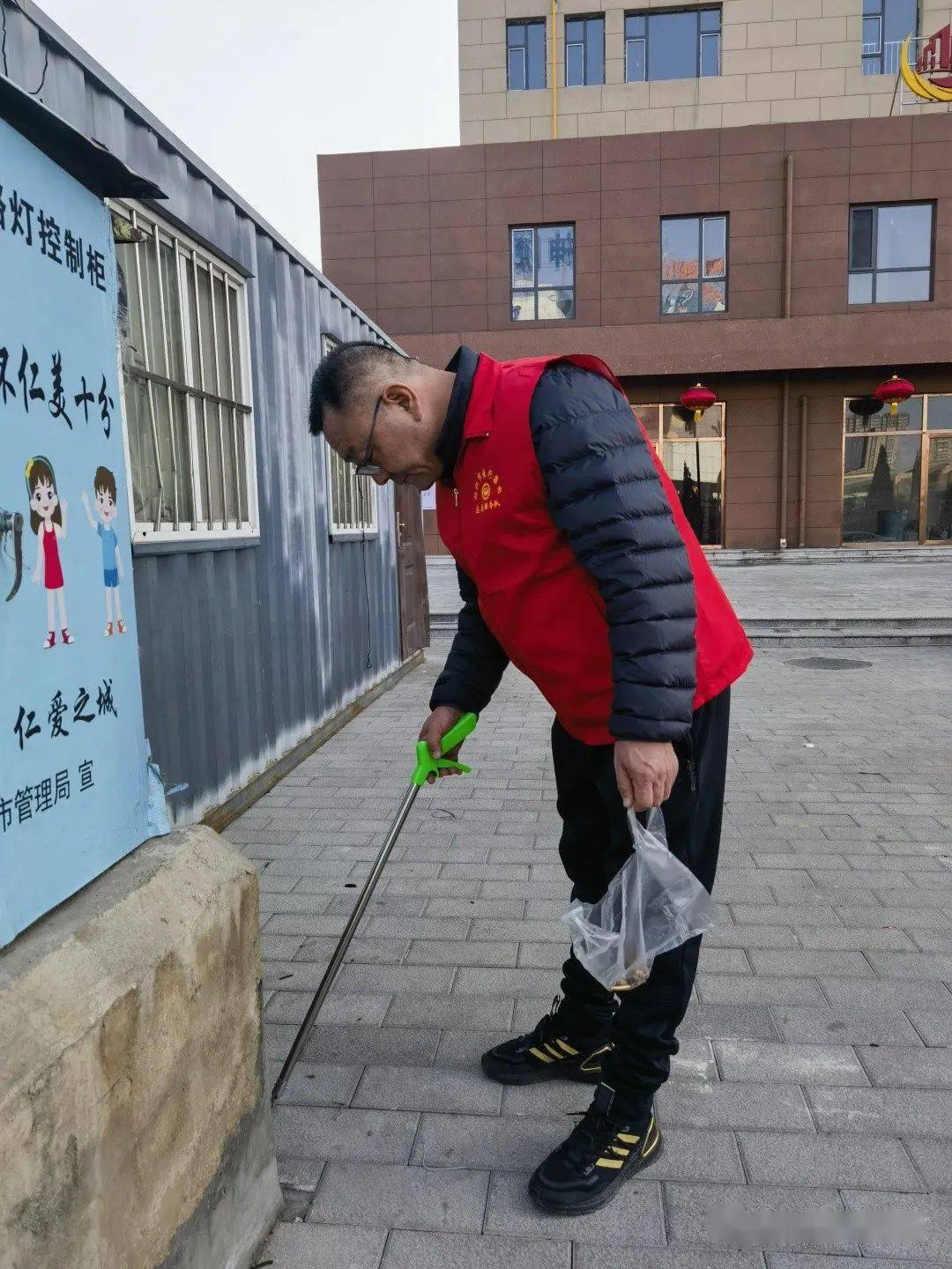 怀仁市医疗集团人民医院小烟头大文明举手之劳彰显文明之风