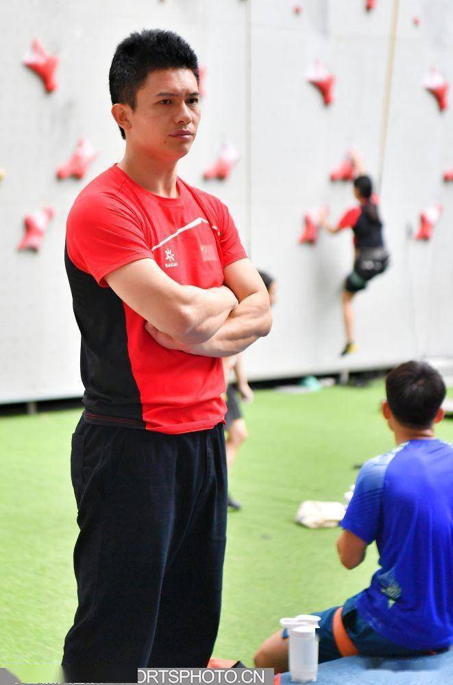 [图集]世界冠军钟齐鑫在海南指导国家攀岩队训练_主管_教练_中国