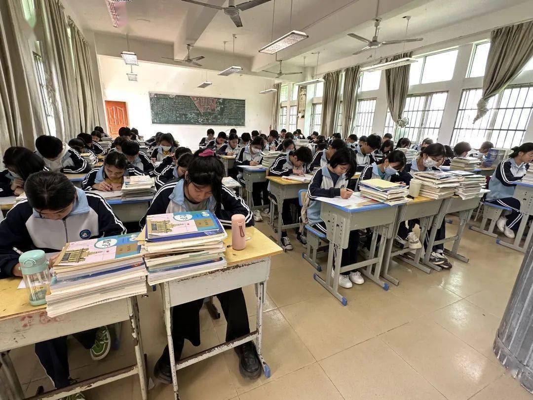 海南万宁开展集团化办学试点工作_新中中学_北师大_中心