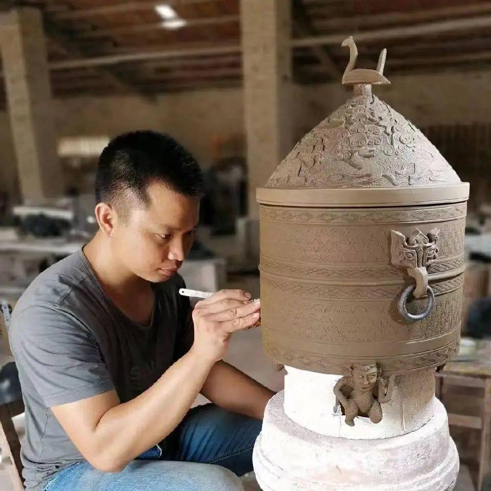 代表作周光勇传统手工艺大师,高级非遗传承人,工艺美术师,一九八二年