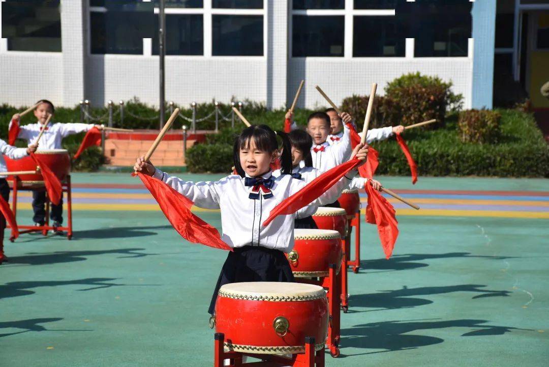 咚咚咚…咚咚咚…红绸红杖大红鼓,欢天喜地迎春到.