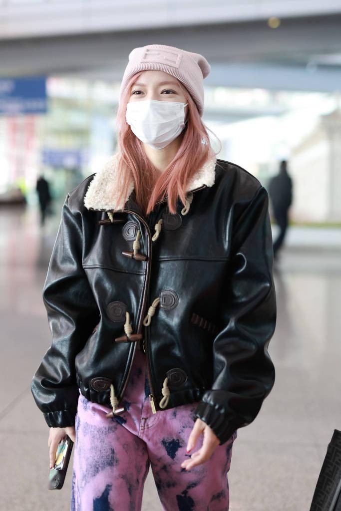 2023年2月24日,北京,程潇结束米兰时装周行程抵达首都机场.