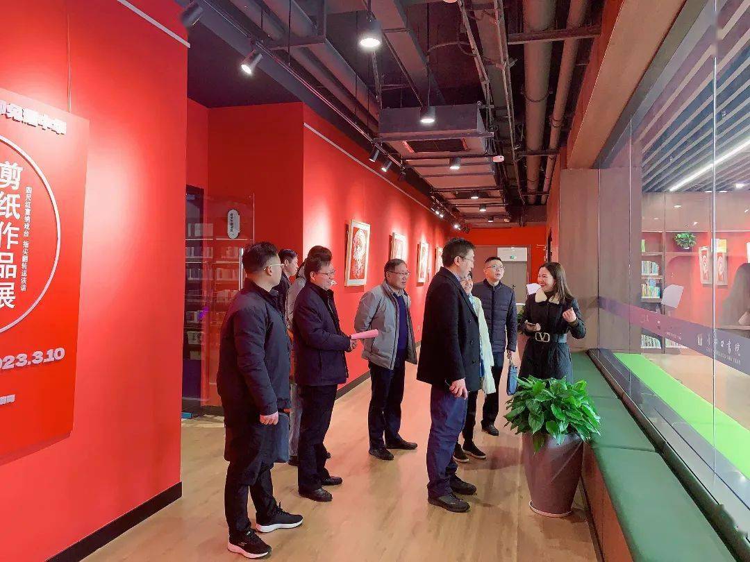 盐城市文广旅局副局长唐文健,公共服务处处长王军,盐城市图书馆副馆长