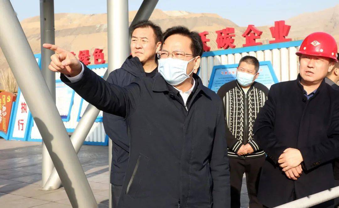 唐毅先后来到新星煤矿和友谊精煤有限责任公司,实地察看煤炭开采,排土