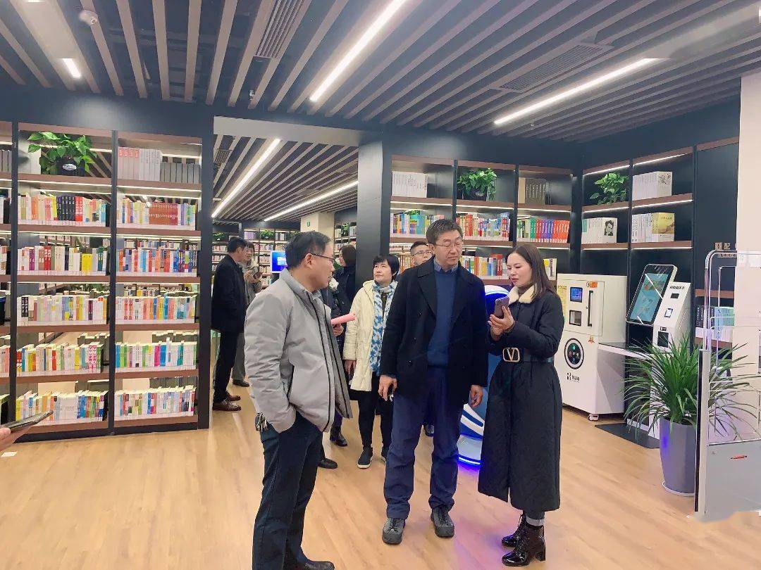 盐城市文广旅局副局长唐文健,公共服务处处长王军,盐城市图书馆副馆长