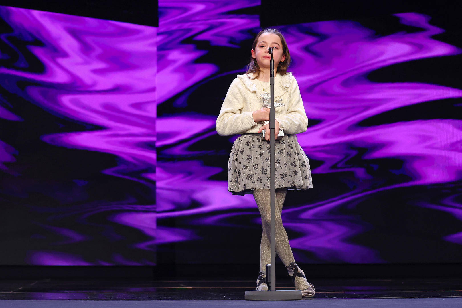 领奖时,她开心地哭了.《坚毅之旅》导演尼古拉·菲利伯特激情捧熊