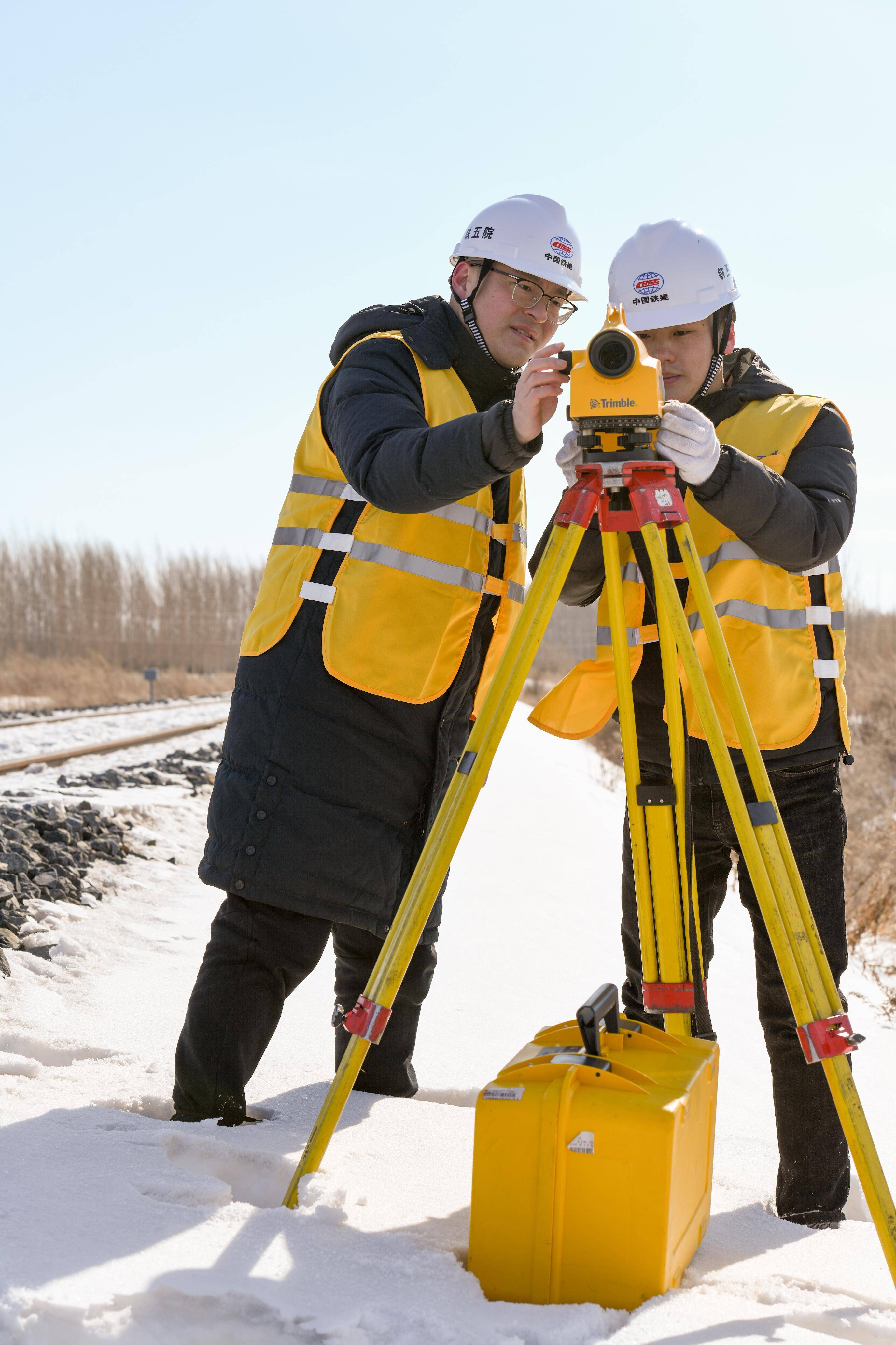 (新华全媒 )铁路设计师黄腾:"穿越雪线"为国家筑路织网_勘察_进行