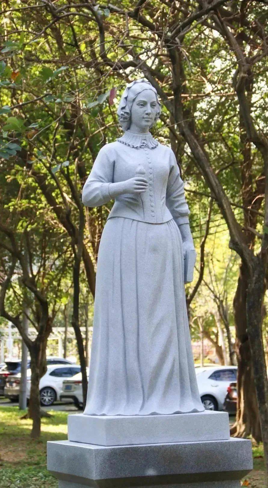 在校园内惬意漫步,可以发现广州校区新增弗洛伦斯·南丁格尔像与