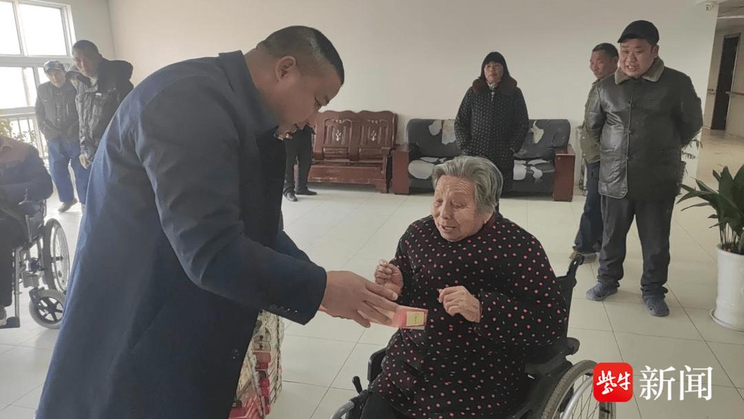 村干部自掏腰包送温暖,老人们满心欢喜笑开颜_吴进_街道_生活