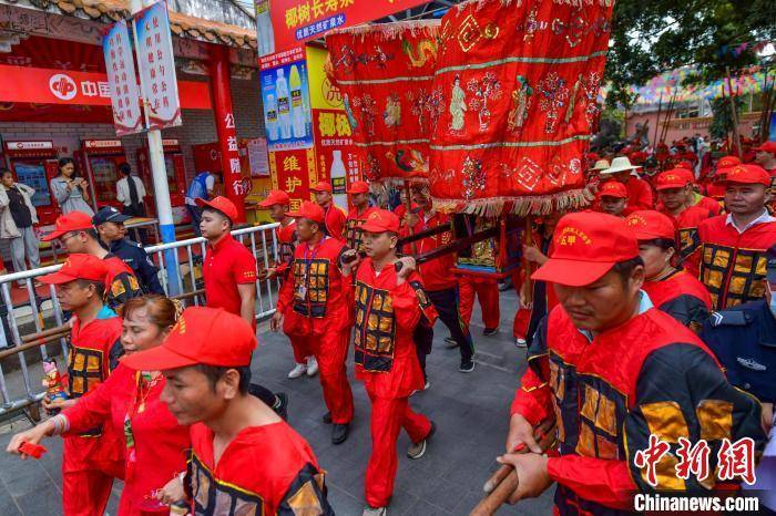 海口公众"拆军巡游"闹军坡 祭祀“岭南圣母”冼夫人