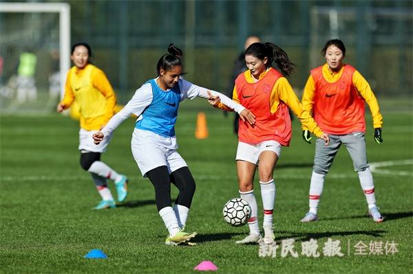 上海女足缪斯雯采访图片