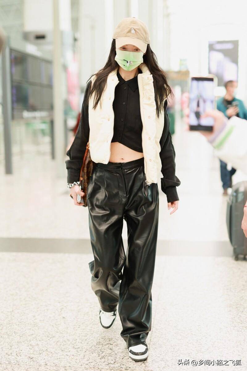 金晨身穿羽绒马甲 黑色露脐针织衫 皮裤率性酷感