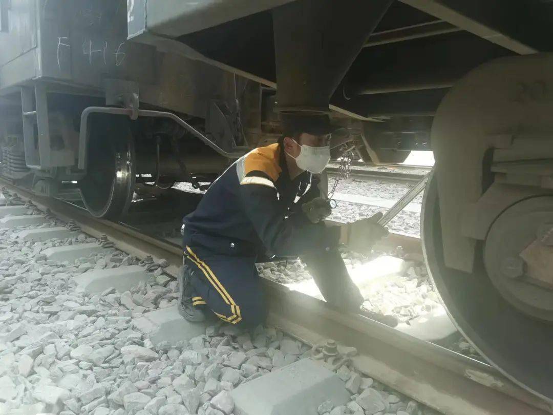 徐疆是库尔勒车辆段若羌运用车间的一名"00"后货车检车员,今年是他