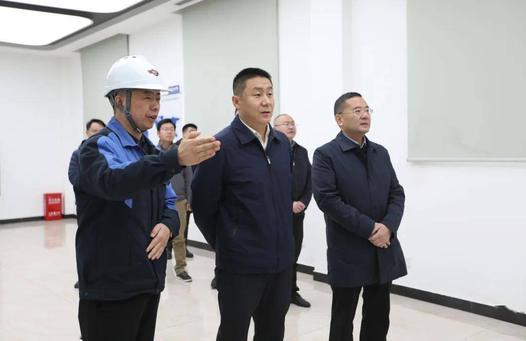 汶川县领导龙跃,覃治,李小全,黄虎参加