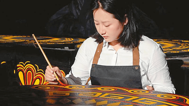 彝族漆器传承人图片