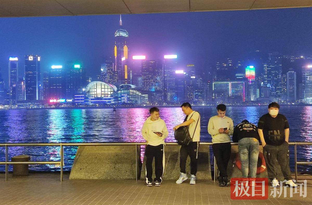 原标题：街头直击香港取消“口罩令”首日：半数市民摘下口罩，亦有人称未适应