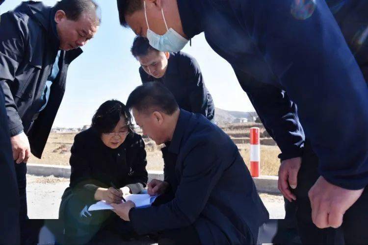 市地方道路管理处长史增朝,涉县政府副县长李宏伟和