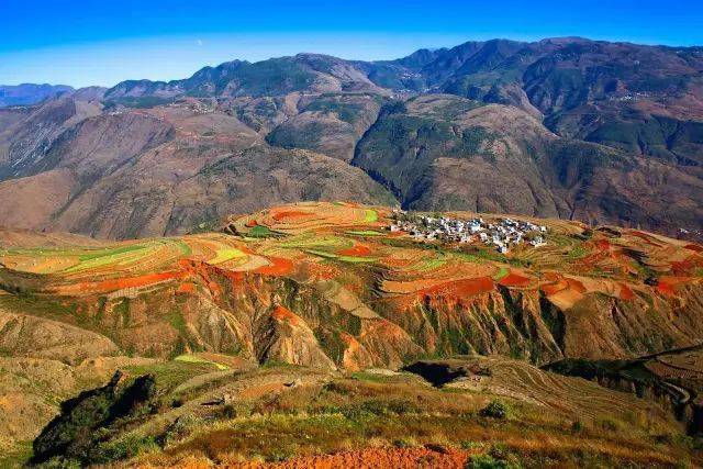 东川红土地落霞沟图片