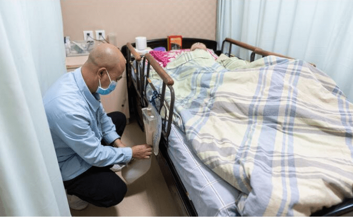 73岁老人被护工打爆眼球!养老机构虐老应一票否决_服务_院方_行为