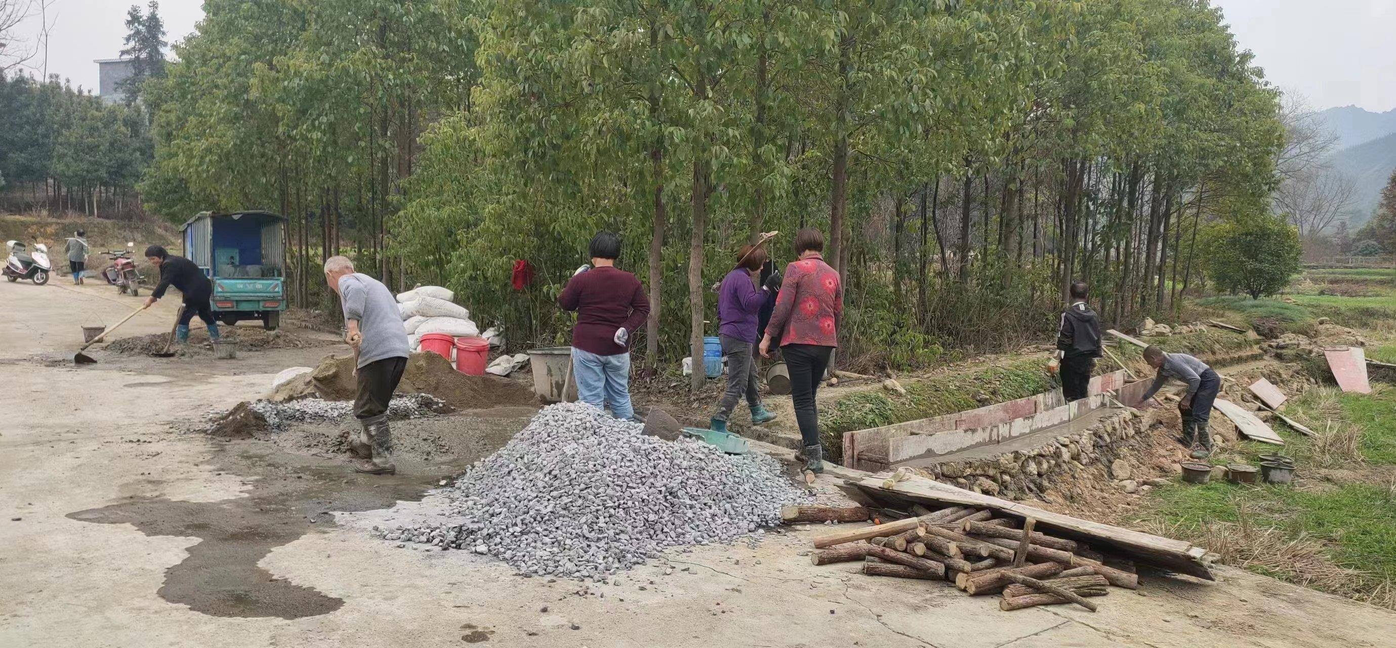 金洞长吉村：抢修水利保粮食丰收