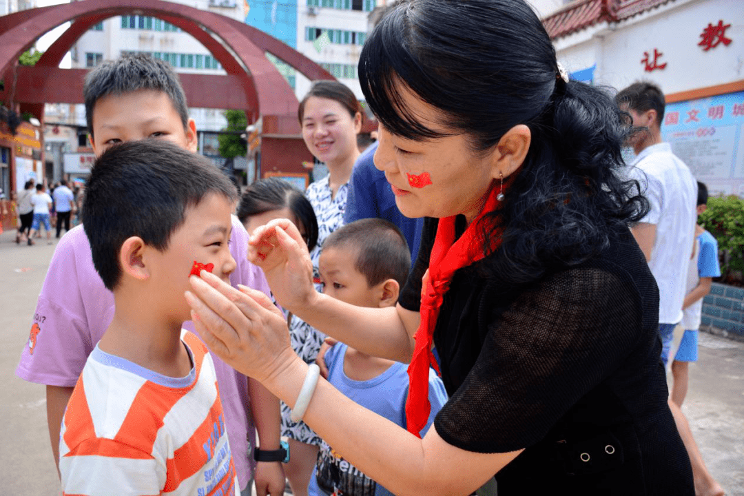 【校园巾帼美 建功新时代】赣县区城关小学:张华荣获"全国巾帼建功