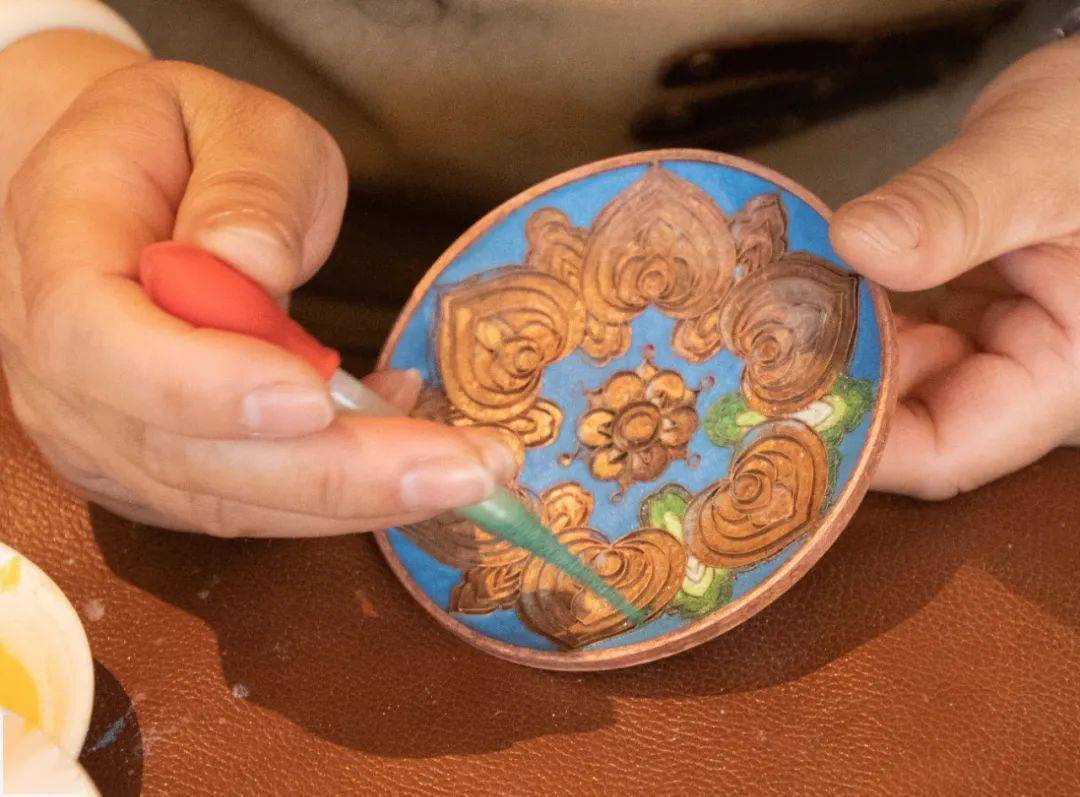 据介绍,景泰蓝的制作过程需全手工完成,工艺繁杂,制作难度大,一般来说