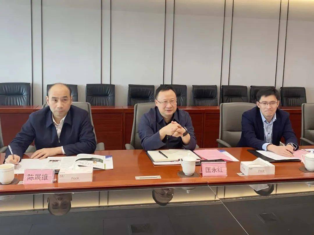 贺州市副市长匡永红(中)先生随后,贺州市一行领导前往双兴集团进行