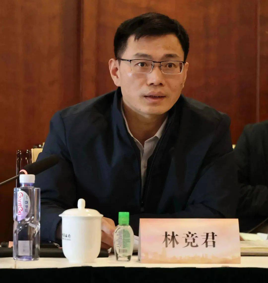 张旭伟大校在讲话中从特殊的区位,资深的成就,亮丽的品牌,深厚的情怀