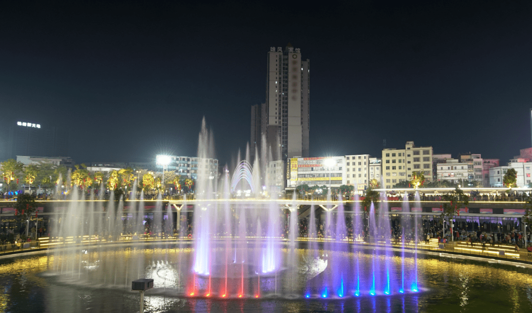 据了解罗定市人民广场音乐喷泉设备圆直径30米主喷最高可达40