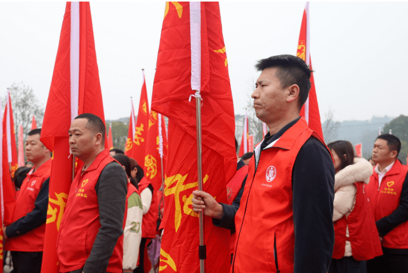 让雷锋精神之花开遍银城大地