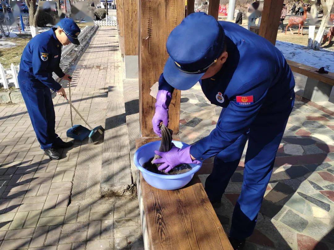 大隊走進轄區街道,北山廣場開展學雷鋒志願服務活動.